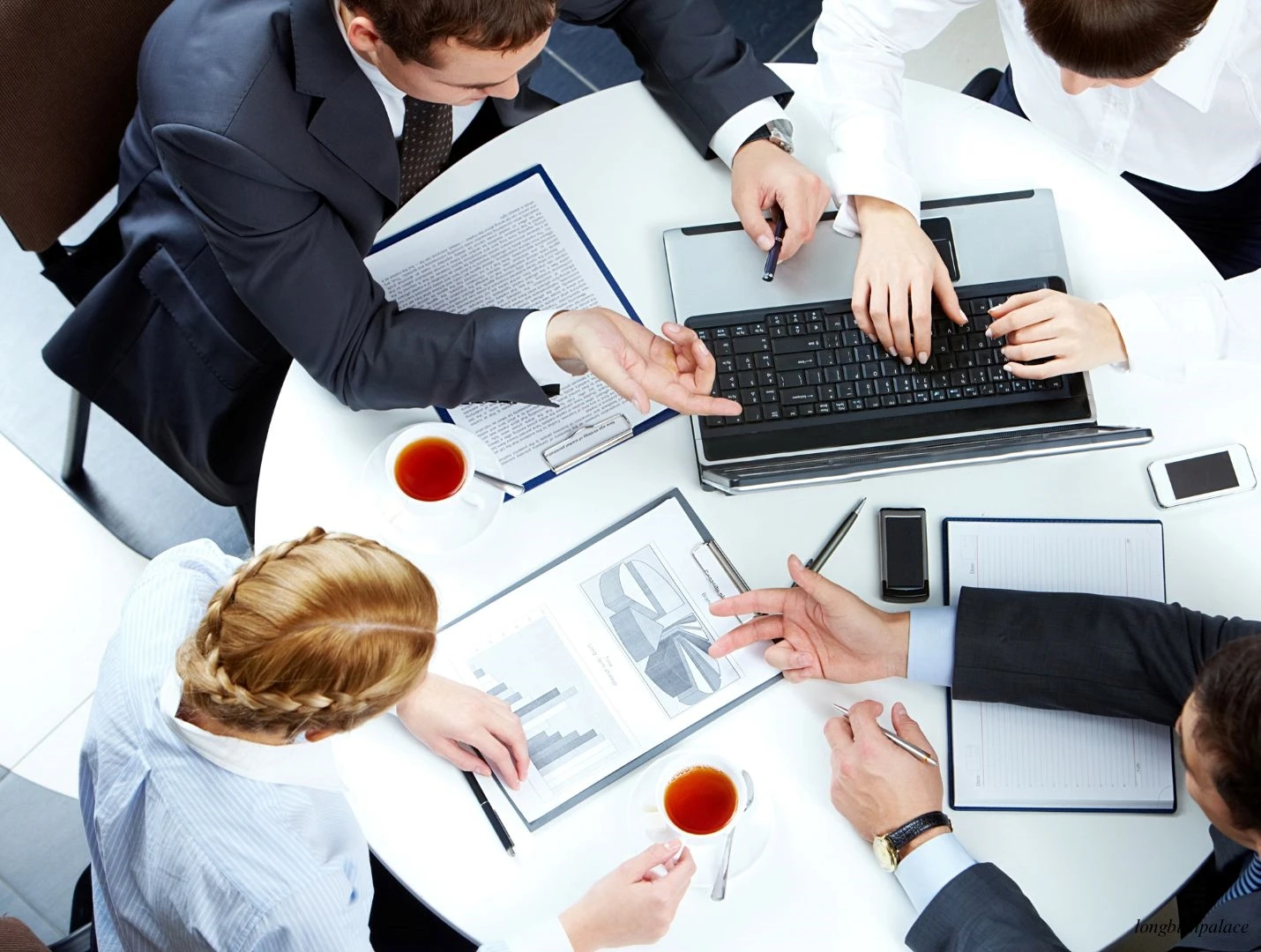 Xử lý công việc không có kế hoạch, việc đến đâu hay đó là biểu hiện đầu tiên của doanh nghiệp vận hành cảm tính